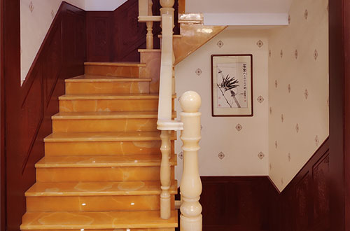 桃源中式别墅室内汉白玉石楼梯的定制安装装饰效果